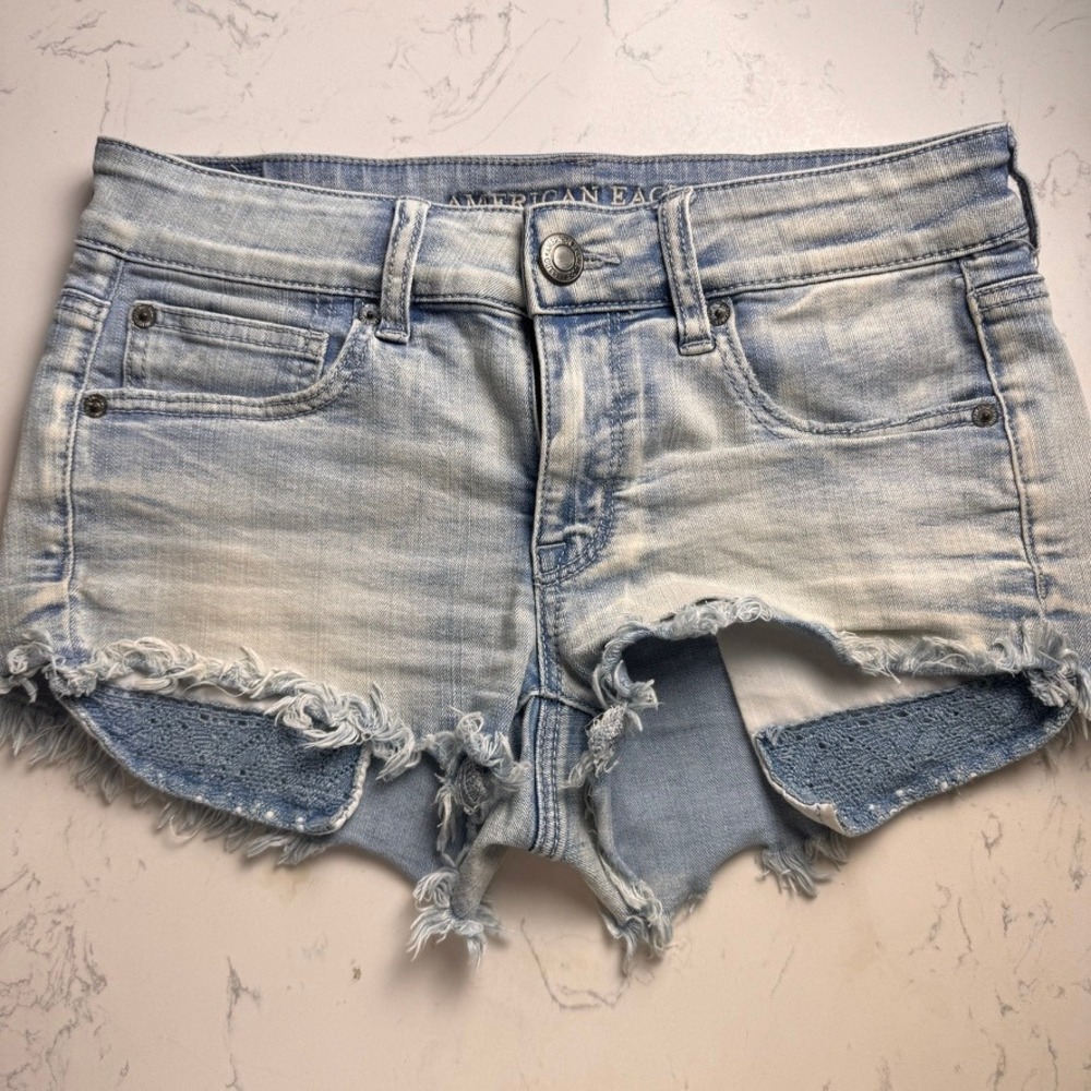 American Eagle Shortie Denim Shorts Light Wash Crochet Lace Pocket Trim Size 6